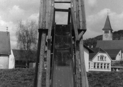 Der Herrenmatt-Spielplatz Ende der 1970er-Jahre. Im Blickfeld des Fotografen der Holzturm mit der Rutsche.