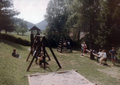 Der Ersatz-Spielplatz bei der Neuen Schule im Jahre 1983. Hier tummeln sich Teilnehmerinnen und Teilnehmer eines Dekanatsjugendtags.