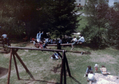 Der Ersatz-Spielplatz bei der Neuen Schule im Jahre 1983. Hier tummeln sich Teilnehmerinnen und Teilnehmer eines Dekanatsjugendtags.