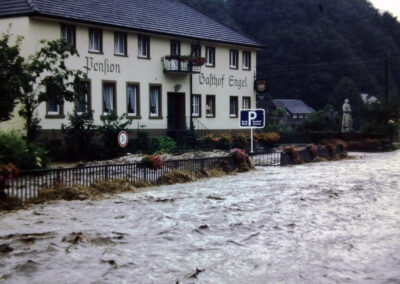 Jahrhunderthochwasser: Am 8. Juli 1987 überdeckt die Schutter die komplette Hauptstraße.