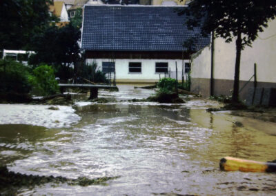 Jahrhunderthochwasser 1987: „Land unter“ am 8. Juli 1987 beim „Löwen“-Parkplatz und hinterm „Engel“.