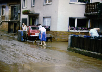 Jahrhunderthochwasser 1987: Die Aufräumarbeiten im Mühlweg haben begonnen.