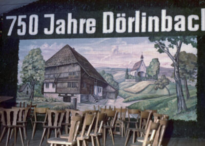 Die Festzelt-Bühne: Große Letter weisen auf das Großereignis „750 Jahre Dörlinbach“ hin. Das Bühnenbild ist geprägt vom ältesten Haus in Dörlinbach und der Kapelle hoch oben auf dem Kappelberg.