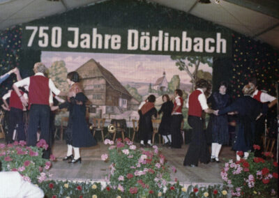 Auf der Festzelt-Bühne: Die eigens für die 750-Jahr-Feier ins Leben gerufene Trachtentanzgruppe.