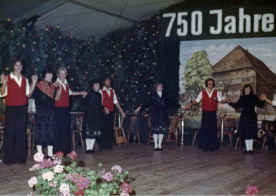 Auf der Festzelt-Bühne: Die eigens für die 750-Jahr-Feier ins Leben gerufene Trachtentanzgruppe.