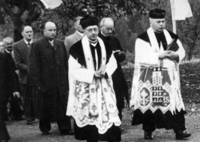 Pfarrer Franz Wölfle (1905 bis 1987) mit seinem Vorgänger Pfarrer Josef Schmid (1900 bis 1975) auf dem Weg zum Kapellchen auf dem Kappelberg.