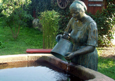 Im August 2003 war dann der Leidensweg der „Zieglerhofbäuerin am Buchbrunnen“ endlich vorbei. Seither steht „sie“ als Bronzefigur wetterfest Tag für Tag am Brunnen.