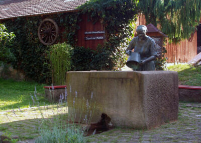 Im August 2003 war dann der Leidensweg der „Zieglerhofbäuerin am Buchbrunnen“ endlich vorbei. Seither steht „sie“ als Bronzefigur wetterfest Tag für Tag am Brunnen.
