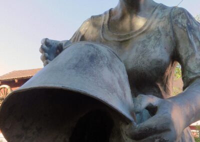 Juni 2020: Das Herzstück des Buchbrunnens ist die Bronzefigur, die der alten Zieglerhofbäuerin nachempfunden ist.