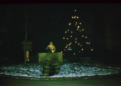 Der Buchbrunnen mit der legendären Sandsteinfigur an Weihnachten 1997.
