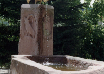 Der Jägerbrunnen beim Gasthaus „Zum Engel“ (1999). Er gehört zu den vielen privat initiierten Brunnenanlagen im Ort.
