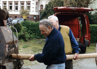 Erstes Maibaumstellen 2001: Unterstützt durch den Gemeindebagger bringen die Baumsteller den Baum in die Senkrechte.