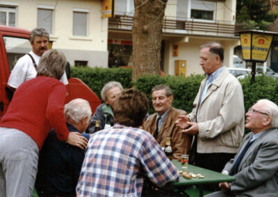 Maibaumstellen 2001: Der Vorsitzende des Heimat- und Touristikvereins (HTV), Josef Busam, hält eine kleine Laudatio.