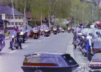 Gold-Wings im April 1999 in Dörlinbach: Minutenlang ging nichts mehr auf der Hauptstraße – bis alle vor und neben dem „Löwen“ eingeparkt hatten.