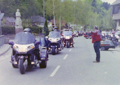 Gold-Wings im April 1999 in Dörlinbach: Minutenlang ging nichts mehr auf der Hauptstraße – bis alle vor und neben dem „Löwen“ eingeparkt hatten.