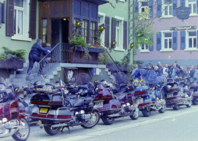Gold-Wings im April 1999 in Dörlinbach: Rund um den „Löwen“ und im ganzen Ortskern wurden die sogenannten „Königinnen der Landstraße“ eingeparkt.