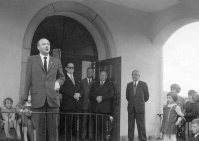 Christi Himmelfahrt 1968: Ansprache des Vorsitzenden des Kameradenkreises, Hans Kurz, beim Treffen in Dörlinbach. Daneben Geschäftsführer Karl Dörflinger.