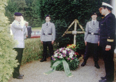 Christi Himmelfahrt 2007: Kapitänleutnant a. D. Ulrich Blersch legt einen Kranz am symbolischen Soldatengrab nieder.