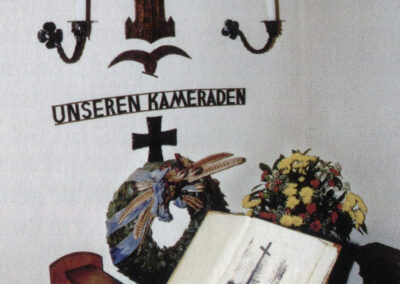 Blick in die Kapelle beim Treffen an Christi Himmelfahrt 2007: Das Album mit Soldatengräbern und Soldatenfriedhöfen ist aufgeschlagen.