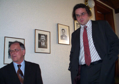 Bürgermeisterwahl 2004: Carsten Gabbert wird neuer Rathauschef. Vorgänger Bernhard Himmelsbach verkündet das Ergebnis von der Rathaustreppe.