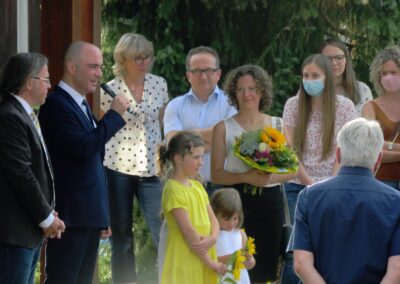 Bürgermeisterwahl 2020: Matthias Litterst wird neuer Bürgermeister. Sein Vorgänger Carsten Gabbert verkündet das Ergebnis vor der Turn- und Festhalle.