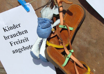 Gründonnerstag 2021: Impressionen von der Protest-Aktion am Dörlinbacher Rathaus. Kinderschuhe und Kuscheltiere säumen die Treppe und im Wind flattern kleine Plakate und Zettel.