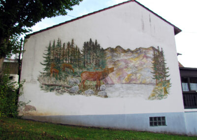 Außenwandgemälde in der Brandhalde (Anwesen Kaspar). Hans Buschs Erstlingswerk an Dörlinbachs Hauswänden, das er im August 1975 fertigstellte.