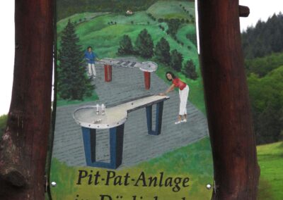 Hinweisschild für die Pit-Pat-Anlage an der Hauptstraße. Seit 2011 wirbt das Schild für die Pit-Pat-Anlage.