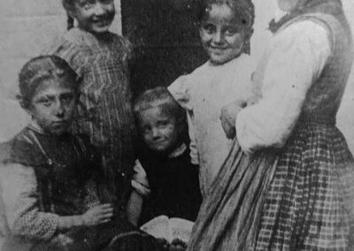 Kunigunde Rothweiler (geb. Klausmann) von „S' Rothwiler-Schnieders“ mit ihren Kindern Agnes, Anna und Matthias sowie Anna Wehrle vom „Löwen“ um das Jahr 1915.