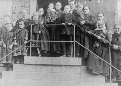 Alle unter einem Dach: „S' Rothwiler-Schnieders“ im Oberdorf um das Jahr 1915.