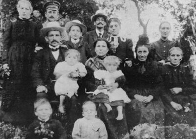 Josef Billharz mit Ehefrau Maria Anna (geb. Wangler) sowie Hermann Billharz mit Theresia (geb. Göppert) mit ihren Familien im Oberdorf.