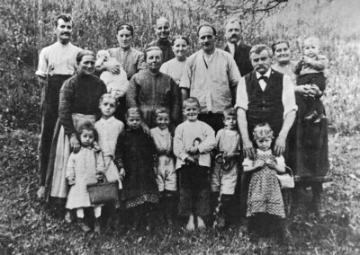 Josef Singler und mit Ehefrau Luitgard (geb. Bauer) im Hofweg. Auf dem Foto sind neben den eigenen auch Kinder der Familien Ohnemus und Hupfer zu sehen.