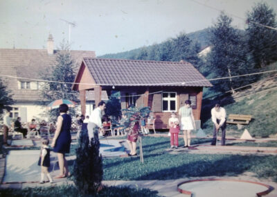 Eindrücke vom Spielbetrieb auf der neuen Miniaturgolfanlage im Sommer 1973. Das Minigolfspiel erfreute sich damals großer Beliebtheit im Ort.