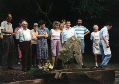 Im Frühjahr 1994 installierten die Mitglieder des Verkehrsvereins einen Sandsteinbrunnen auf der Freizeitanlage Prinschbachhütte.