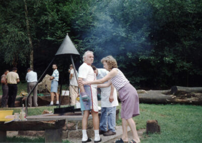 Im Frühjahr 1994 installierten der Verkehrsvereins einen Sandsteinbrunnen bei der Prinschbachhütte. Anschließend wurde der neue Brunnen gebührend gefeiert.