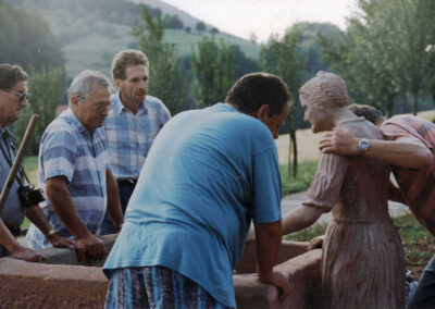 Im August 1996 errichtete der Verkehrsverein den Buchbrunnen mit einen Sandsteinfigur, die der alten Zieglerhofbäuerin nachempfunden ist..