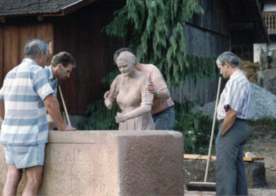Im August 1996 errichtete der Verkehrsverein den Buchbrunnen mit einen Sandsteinfigur, die der alten Zieglerhofbäuerin nachempfunden ist..