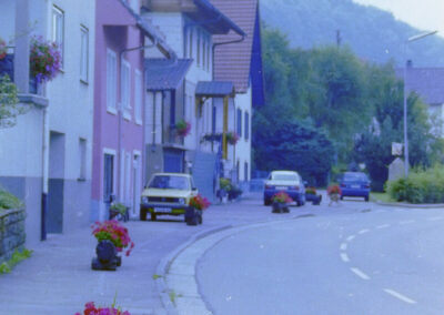 In den 1990er-Jahren prägten Blumentröge aus Holz das Bild entlang der Hauptstraße.