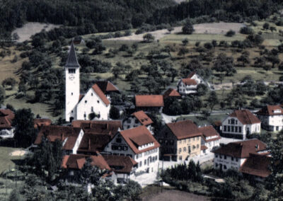 Blick auf den Dorfkern Dörlinbachs mit Kirche, Rathaus, Schule und den Wirtshäusern Mitte der 1960er-Jahre.