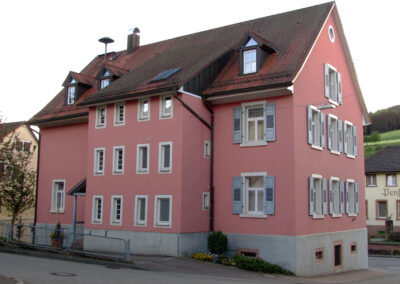 Das Dörlinbacher Rathaus im Mai 2021. Das Gebäude ist seit 1974 Verwaltungssitz der Gemeinde Schuttertal.