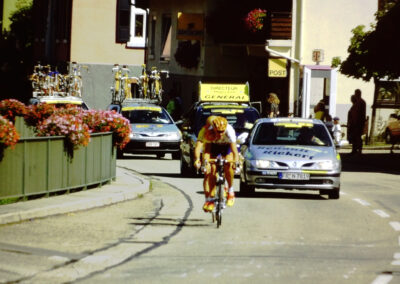 Die Rothaus Regio-Tour International 1996: Das Hauptfeld mit Jan Ullrich rollt durch die Hauptstraße in Dörlinbach.