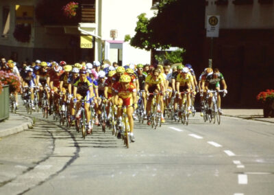 Die Rothaus Regio-Tour International 1996: Das Hauptfeld mit Jan Ullrich rollt durch die Hauptstraße in Dörlinbach.
