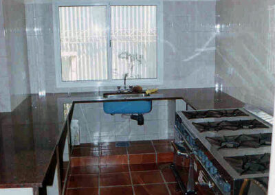 Blick in die Küche des im Armenviertel „Virreyes“ in San Isidro im Jahre 2003. Unterstützt mit Spendengeldern aus Dörlinbach.