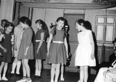 Aufführung von Schülerinnen und Schülern auf der Theaterbühne im „Engel“ Ende der 1960er-Jahre.