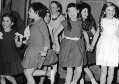 Aufführung von Schülerinnen und Schülern auf der Theaterbühne im „Engel“ Ende der 1960er-Jahre.