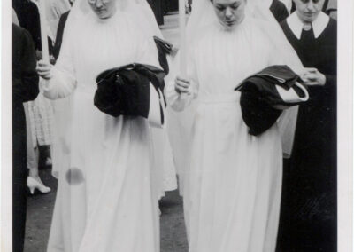 Schwester M. Edelberga (bürgerlich Agnes Rösch) bei ihrer Einkleidung (rechts).