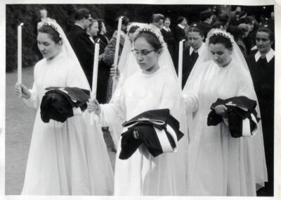 Schwester M. Annefriede (bürgerlich Anna Maria Ohnemus) bei ihrer Einkleidung (links).
