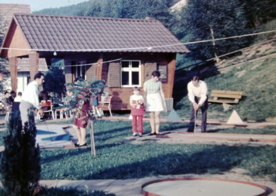 In den Anfangsjahren herrscht viel Betrieb im Minigolf. Hier eine Momentaufnahme vom Sommer 1973.