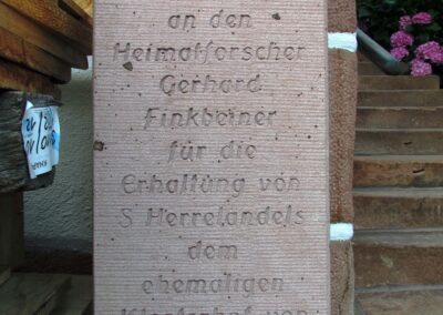 Finkbeiner, der den Stein zur Restauration ins Rollen brachte, wurde 2010 am rechten Eck der Frontseite des Hauses ein Bildstöckle gewidmet.