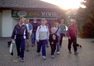 IVV-Wandertage 2004: Vom Start- und Ziel an der Dörlinbacher Festhalle geht es auf die Wanderstrecken rund um den Ort.